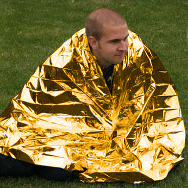 Manta de emergencia para salvar vidas en caso de hipotermia en el cuerpo humano en un campo al aire libre