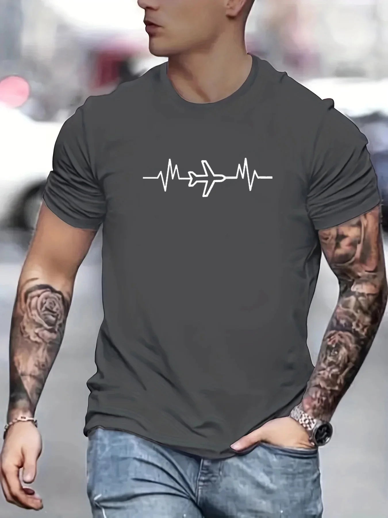 Camiseta de manga corta con cuello redondo y estampado gráfico de aviones creativos de talla grande holgada de algodón 100 % para hombre