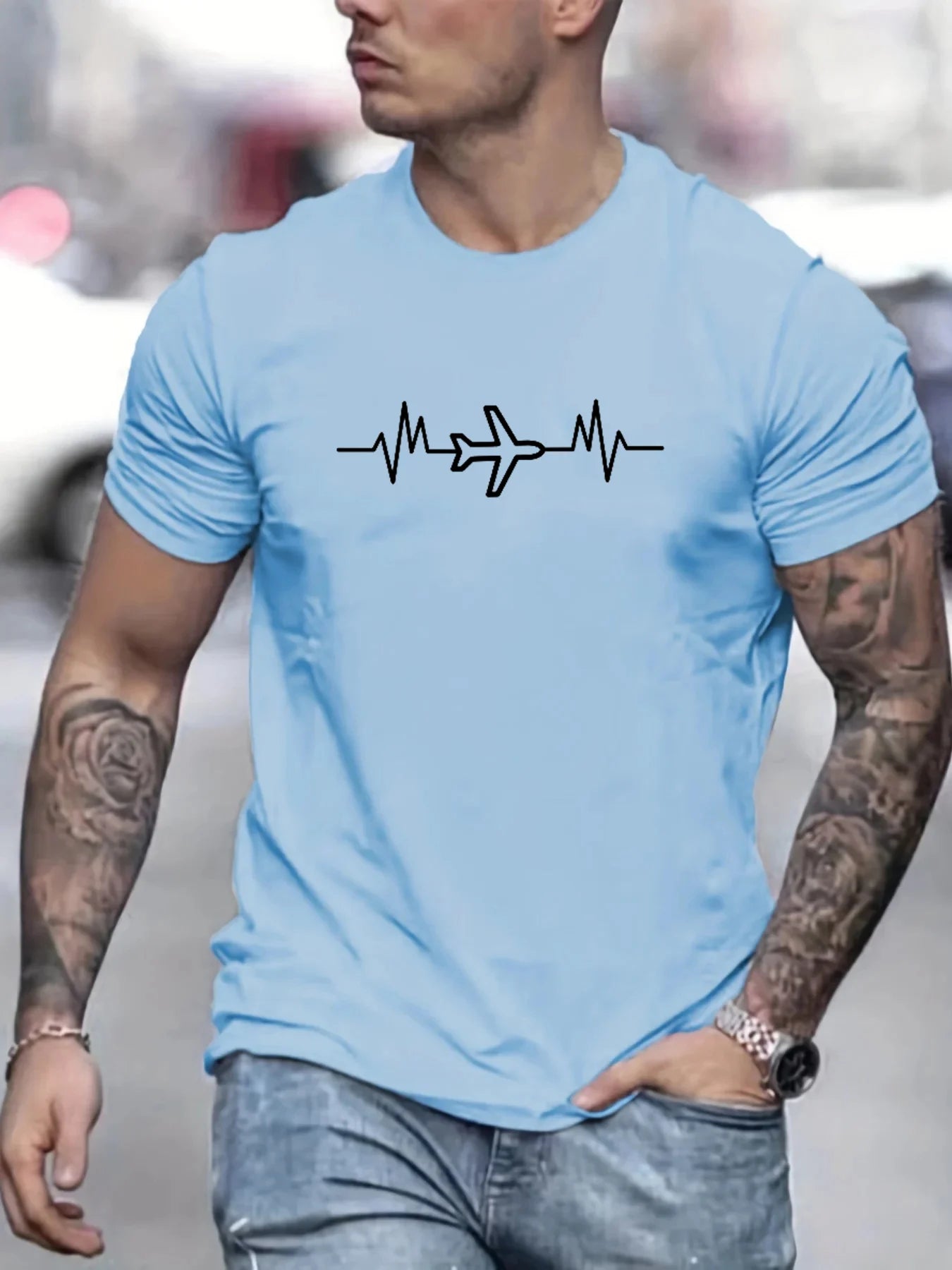 Camiseta de manga corta con cuello redondo y estampado gráfico de aviones creativos de talla grande holgada de algodón 100 % para hombre